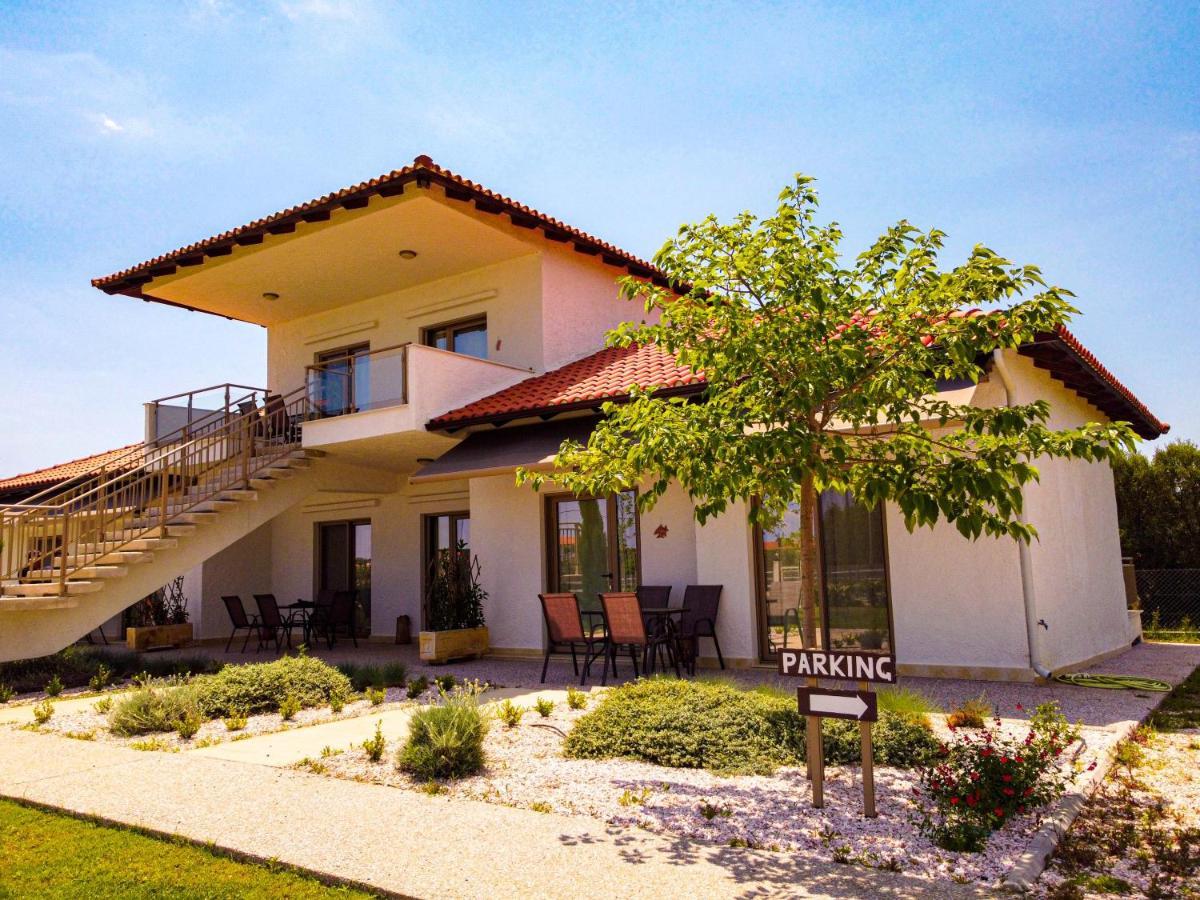 Varkes Suites 2 Nea Moudania Bagian luar foto